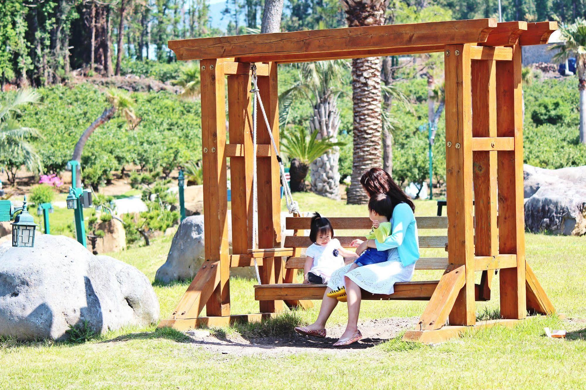 Jungmun Log Pension&Resort Seogwipo Exterior foto